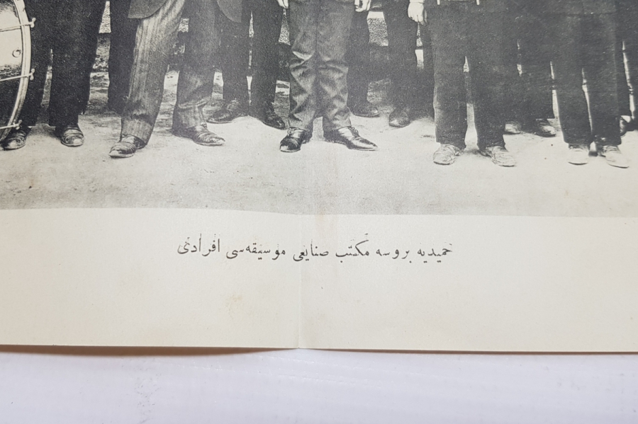 OSMANLICA GRAVÜR: HAMİDİYE BURSA MEKTEBİ SANAYİİ MUSIKİSİ EFRADI