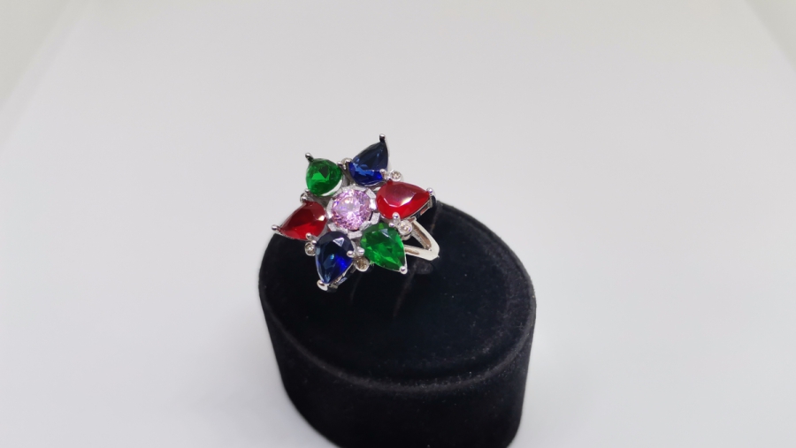 PIRLANTA VE RENKLİ TAŞLARDAN OLUŞAN YILDIZ FORMLU YÜZÜK