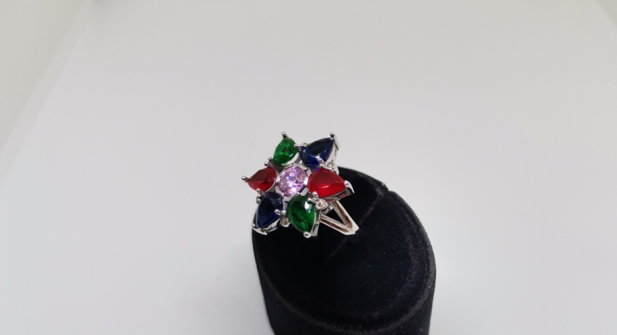 PIRLANTA VE RENKLİ TAŞLARDAN OLUŞAN YILDIZ FORMLU YÜZÜK