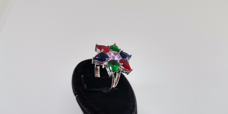 PIRLANTA VE RENKLİ TAŞLARDAN OLUŞAN YILDIZ FORMLU YÜZÜK