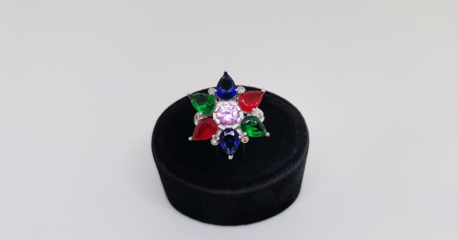 PIRLANTA VE RENKLİ TAŞLARDAN OLUŞAN YILDIZ FORMLU YÜZÜK