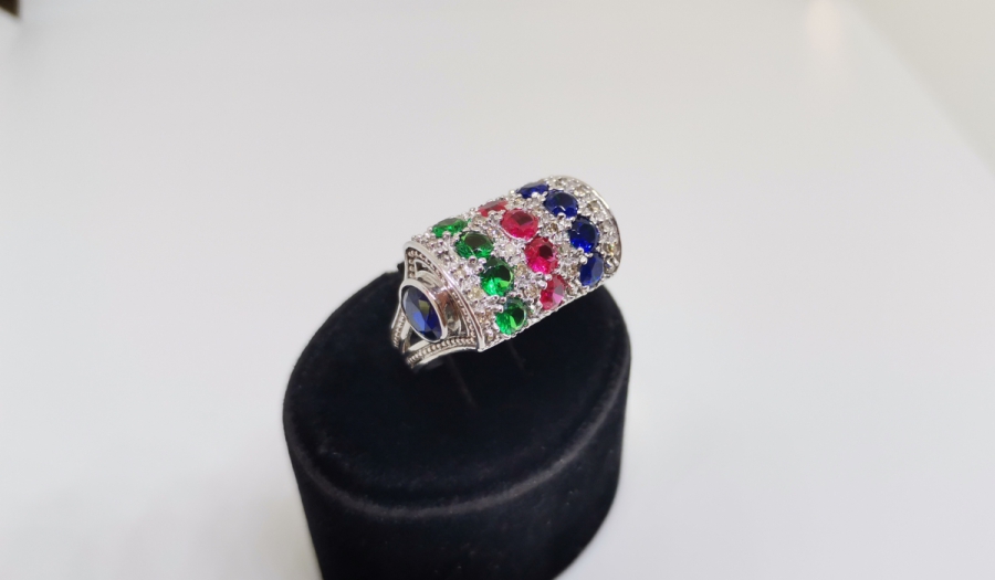 PIRLANTA VE ÇEŞİTLİ RENKLİ TAŞLARLA SÜSÜLÜ BÜYÜK BOY YÜZÜK