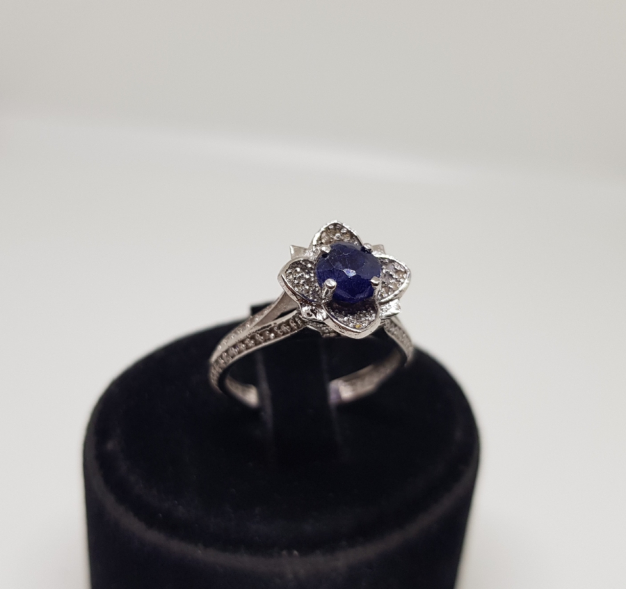 DÖRT YAPRAKLI YONCA MODEL PIRLANTA VE HAS SAFİR TAŞLI YÜZÜK