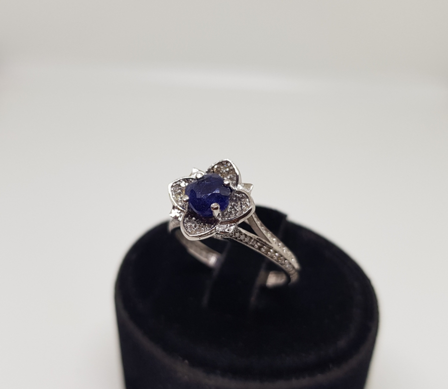 DÖRT YAPRAKLI YONCA MODEL PIRLANTA VE HAS SAFİR TAŞLI YÜZÜK