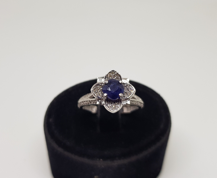 DÖRT YAPRAKLI YONCA MODEL PIRLANTA VE HAS SAFİR TAŞLI YÜZÜK