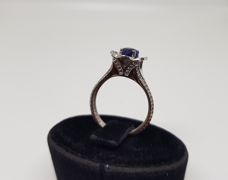 DÖRT YAPRAKLI YONCA MODEL PIRLANTA VE HAS SAFİR TAŞLI YÜZÜK