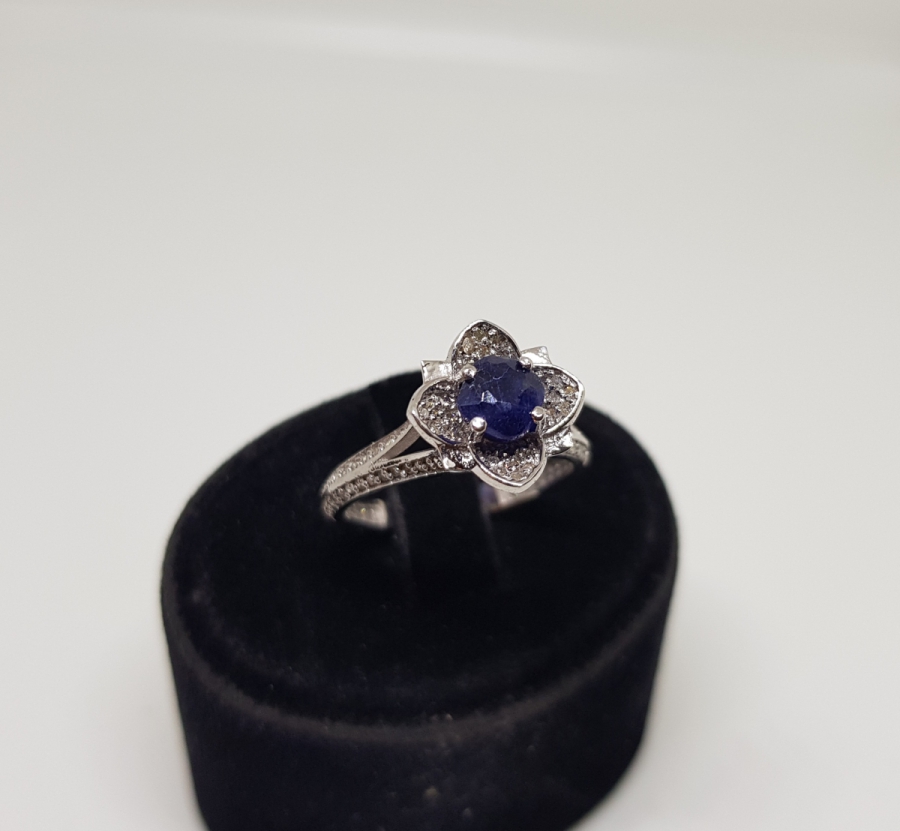 DÖRT YAPRAKLI YONCA MODEL PIRLANTA VE HAS SAFİR TAŞLI YÜZÜK