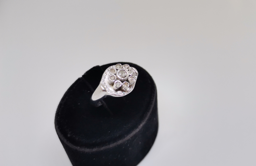 DİVANHANE ÇİVİSİ FORMUNDA YAPILMIŞ PIRLANTA TAŞLI YÜZÜK