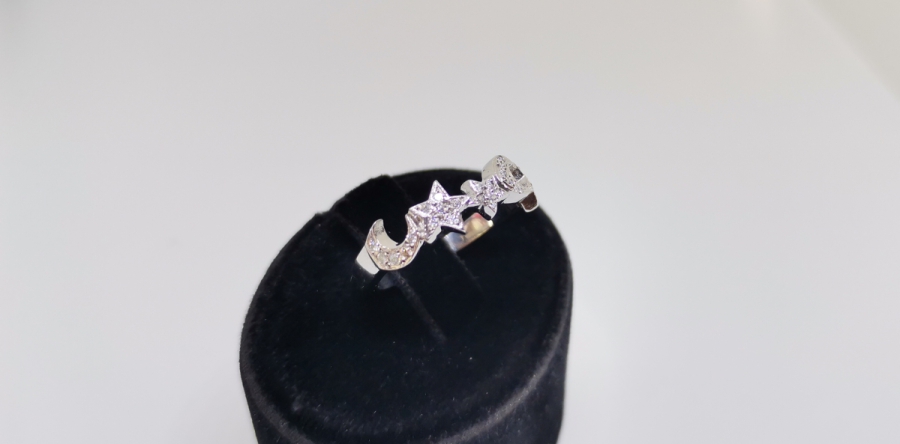 AY VE YILDIZLARLA DEKORLU PIRLANTA TAŞLI YÜZÜK