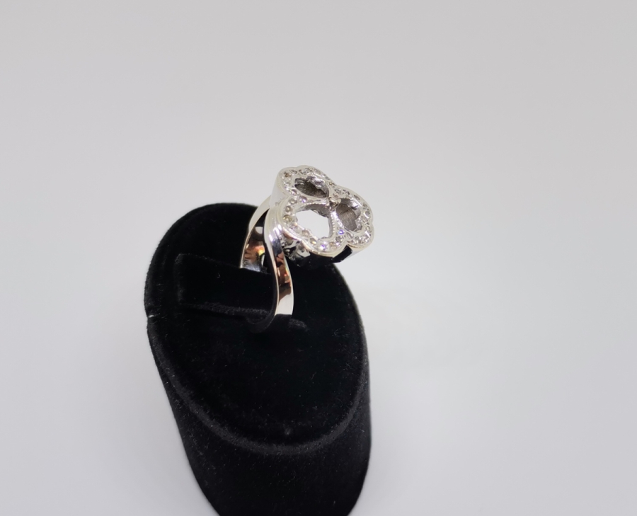 3 YAPRAKLI YONCA FORMUNDA YAPILMIŞ PIRLANTA YÜZÜK