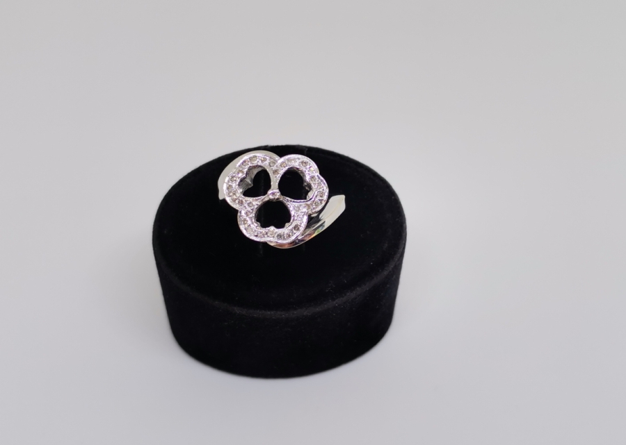 3 YAPRAKLI YONCA FORMUNDA YAPILMIŞ PIRLANTA YÜZÜK