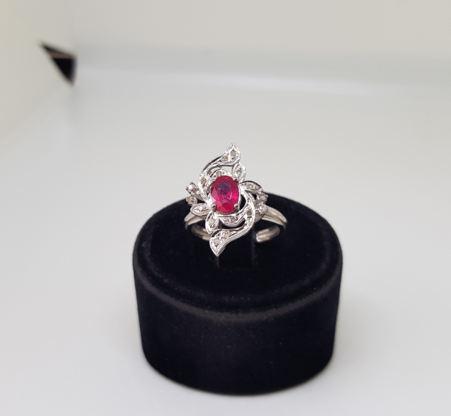 PIRLANTA VE YAKUT TAŞLARLA SÜSLÜ FRANSIZ ZAMBAK MODELİ YÜZÜK