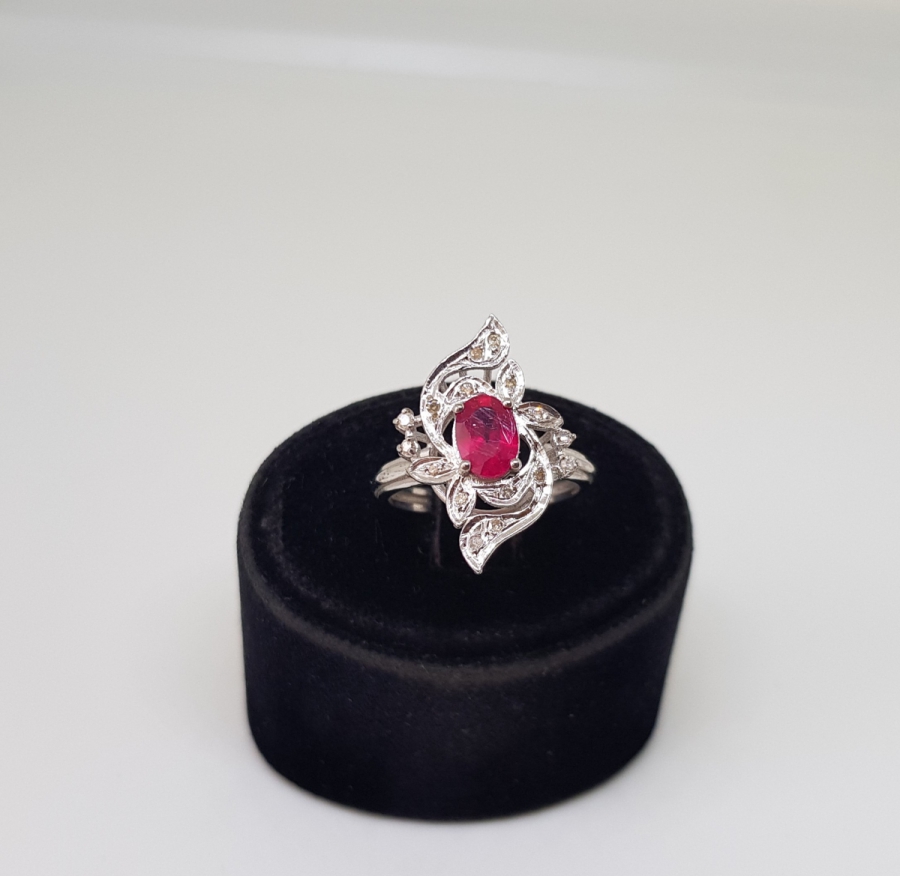 PIRLANTA VE YAKUT TAŞLARLA SÜSLÜ FRANSIZ ZAMBAK MODELİ YÜZÜK