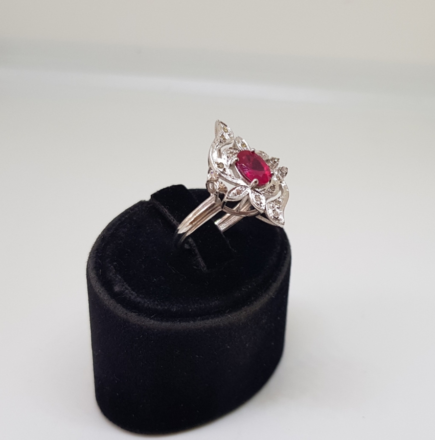 PIRLANTA VE YAKUT TAŞLARLA SÜSLÜ FRANSIZ ZAMBAK MODELİ YÜZÜK