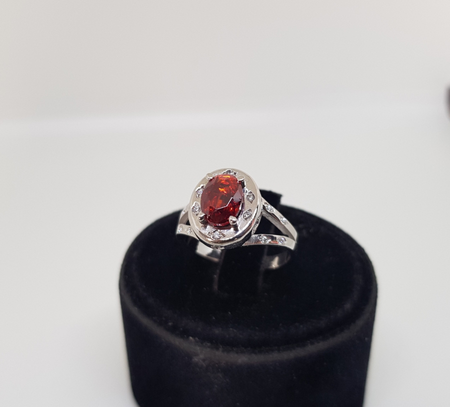 GARNET VE PIRLANTA TAŞLI DİVANHANE MODELİ YÜZÜK