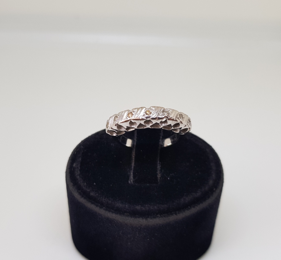 YEDİ TAŞ BULUNAN PIRLANTA YÜZÜK