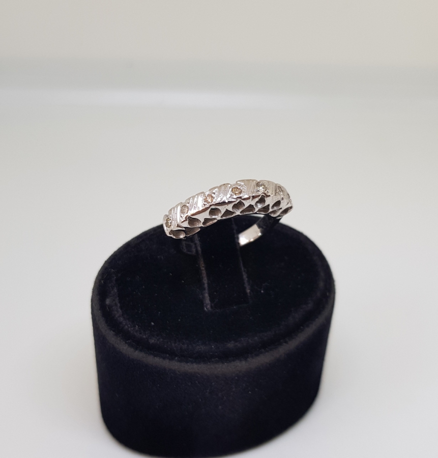 YEDİ TAŞ BULUNAN PIRLANTA YÜZÜK