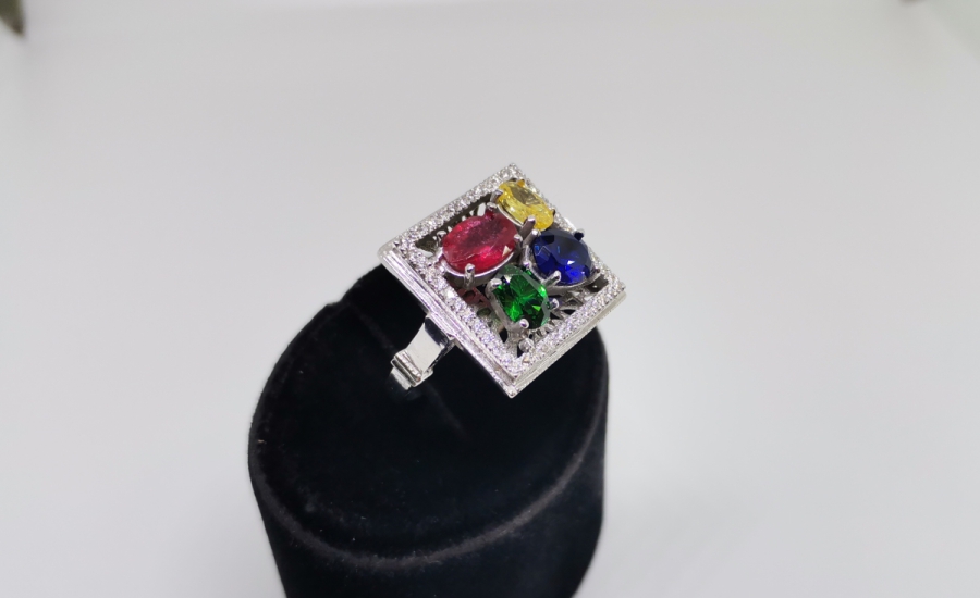 RENK CÜMBÜŞÜ MODEL PIRLANTA YÜZÜK