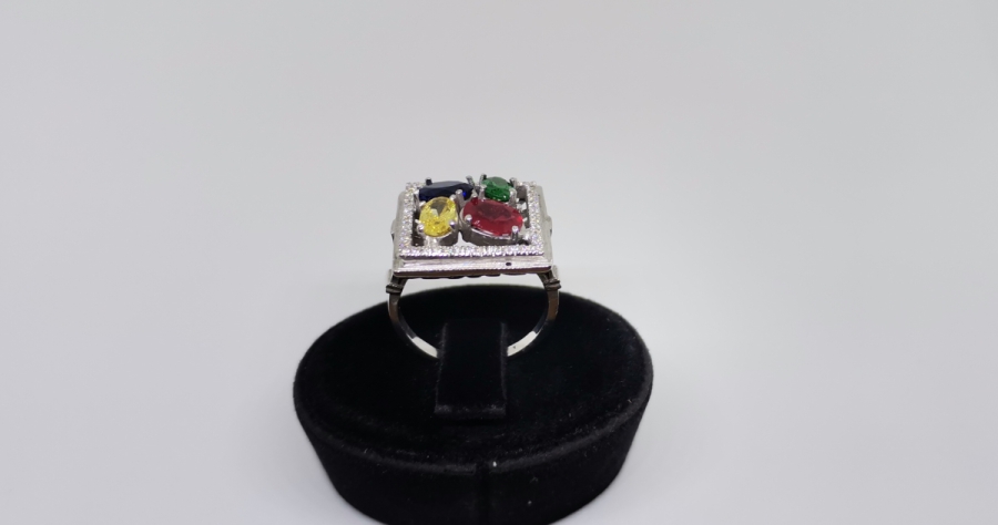 RENK CÜMBÜŞÜ MODEL PIRLANTA YÜZÜK