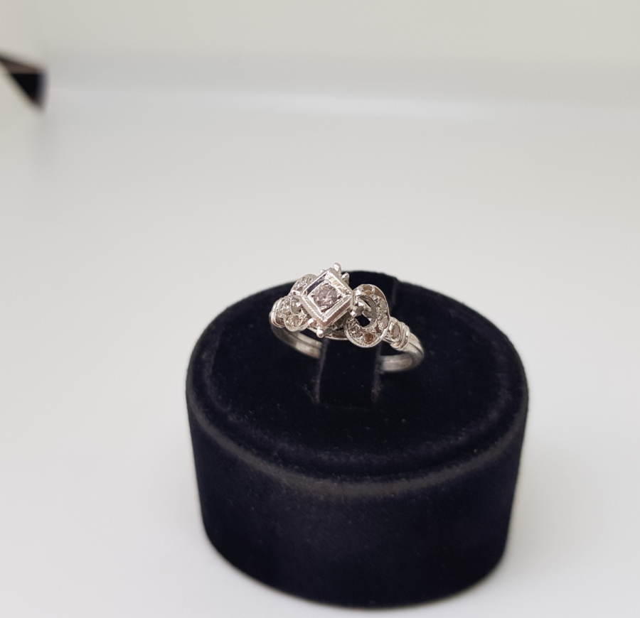 PIRLANTA TAŞLI ÖN KARE MODEL YÜZÜK