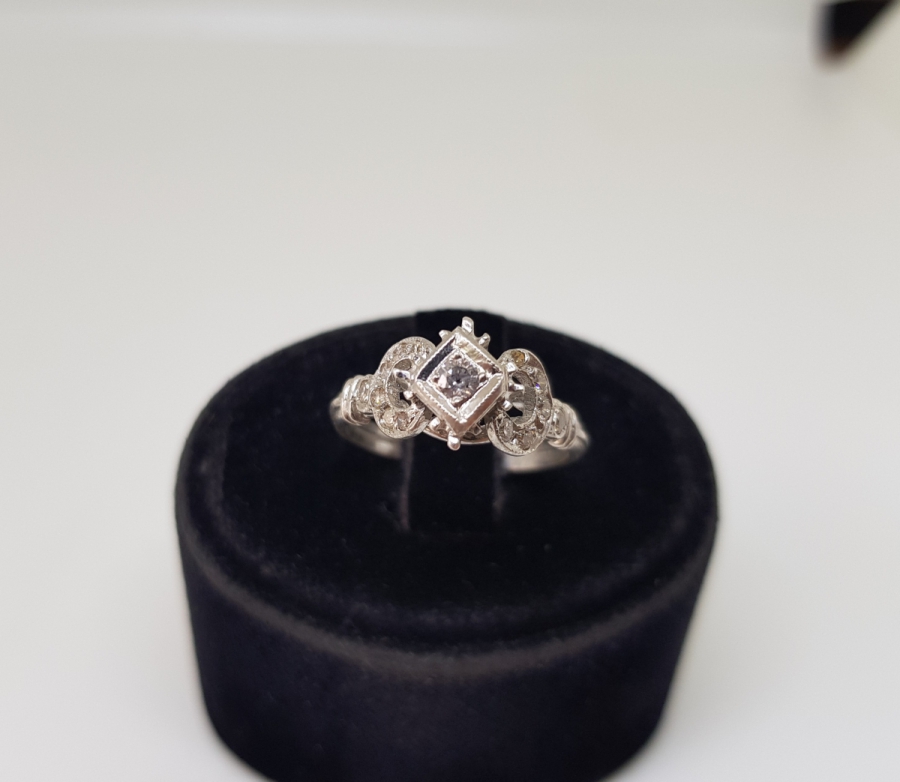 PIRLANTA TAŞLI ÖN KARE MODEL YÜZÜK