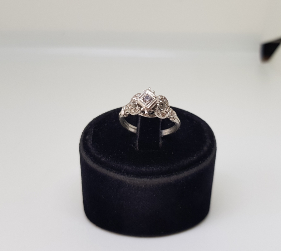 PIRLANTA TAŞLI ÖN KARE MODEL YÜZÜK