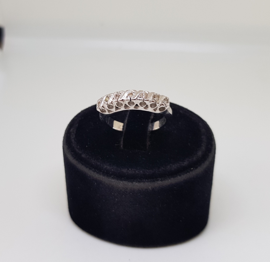 YEDİ TAŞ BULUNAN PIRLANTA YÜZÜK