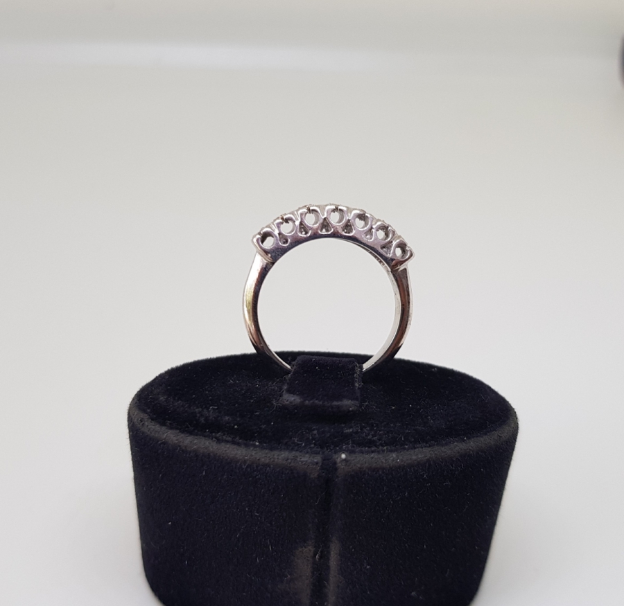 YEDİ TAŞ BULUNAN PIRLANTA YÜZÜK