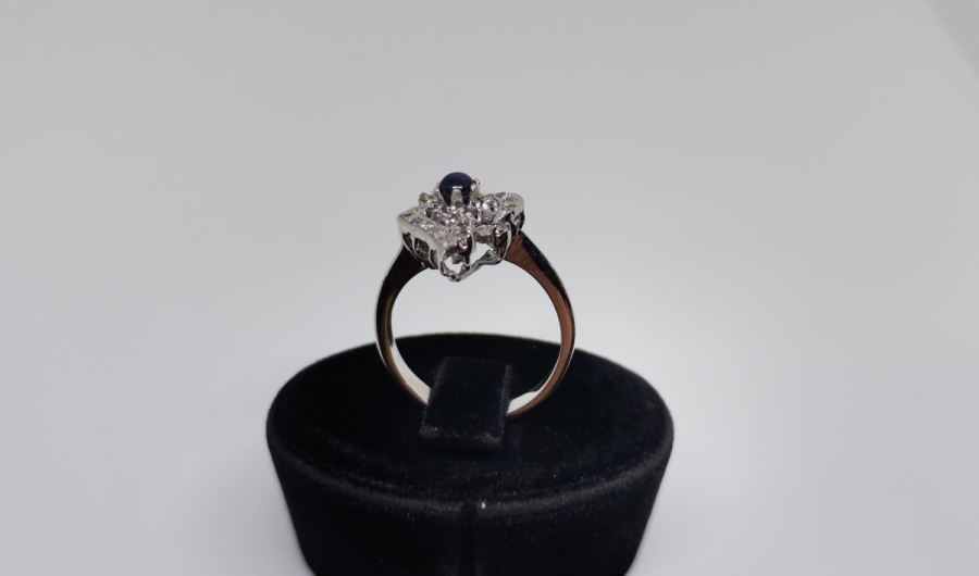 SAFİR VE PIRLANTA TAŞLI YAN MEKİK MODEL YÜZÜK