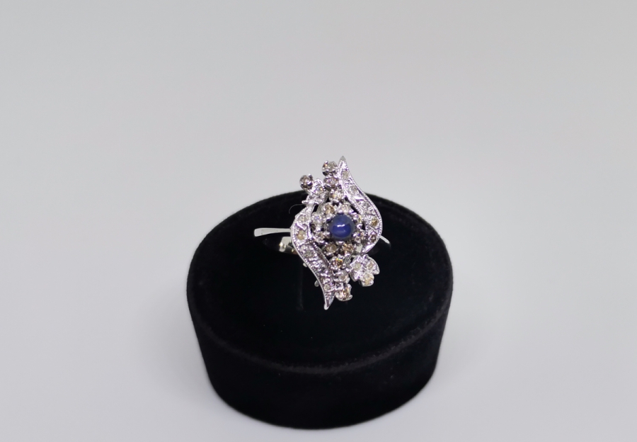 SAFİR VE PIRLANTA TAŞLI YAN MEKİK MODEL YÜZÜK