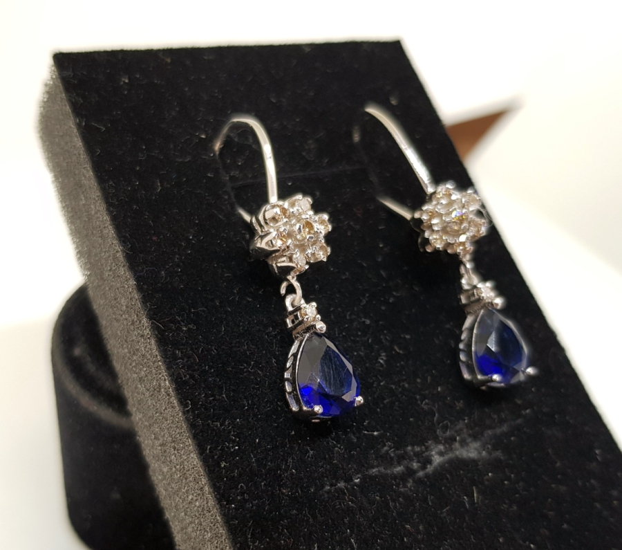 SAFİR VE PIRLANTA TAŞLI YILDIZ MODELİ KÜPE