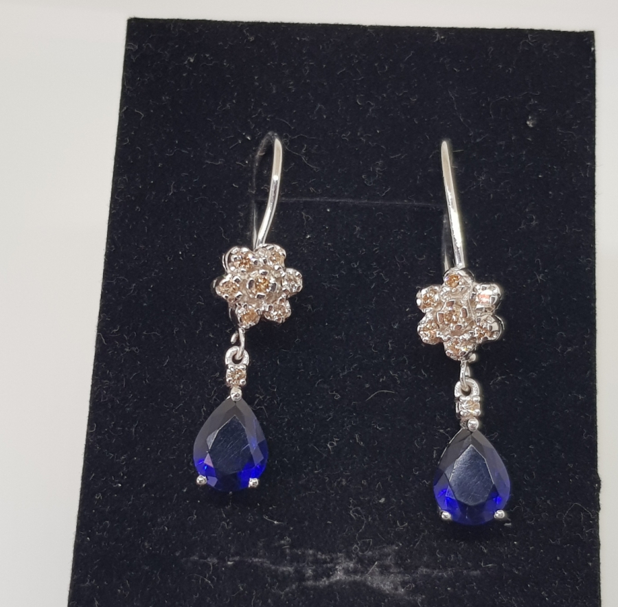 SAFİR VE PIRLANTA TAŞLI YILDIZ MODELİ KÜPE