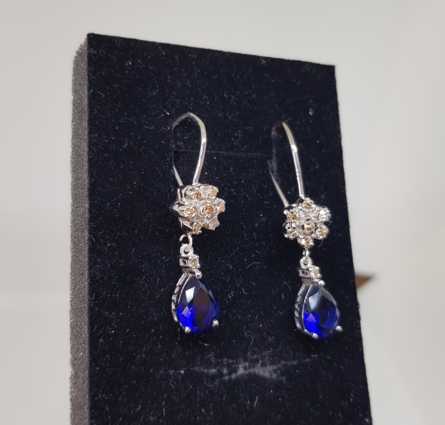 SAFİR VE PIRLANTA TAŞLI YILDIZ MODELİ KÜPE