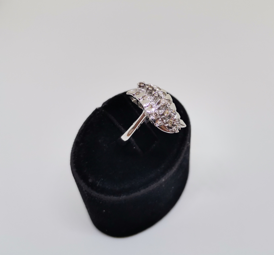 DALGALI MEKİK MODELİ PIRLANTA TAŞLI YÜZÜK