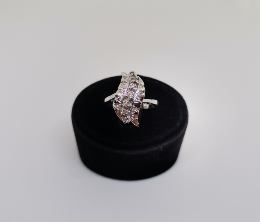 DALGALI MEKİK MODELİ PIRLANTA TAŞLI YÜZÜK