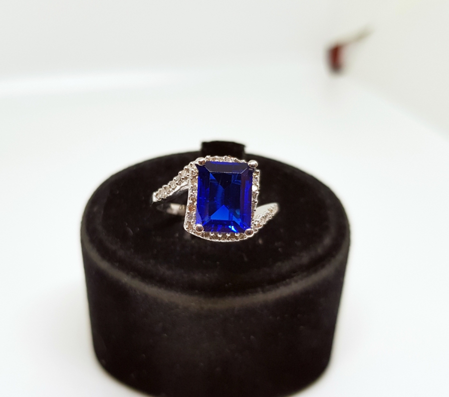 SAFİR VE PIRLANTA TAŞLI ASİMETRİK MODEL YÜZÜK