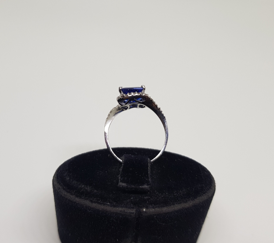 SAFİR VE PIRLANTA TAŞLI ASİMETRİK MODEL YÜZÜK