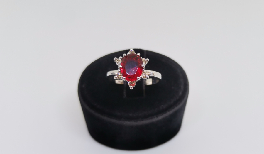 GARNET VE PIRLANTA TAŞLI YILDIZ MODELİ YÜZÜK