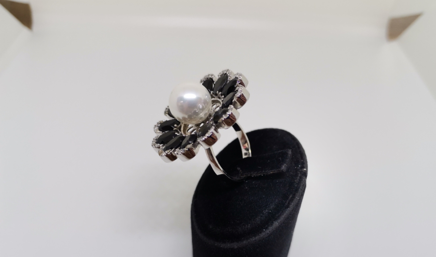 PIRLANTA GARNET VE İNCİLERLE SÜSLÜ YÜZÜK