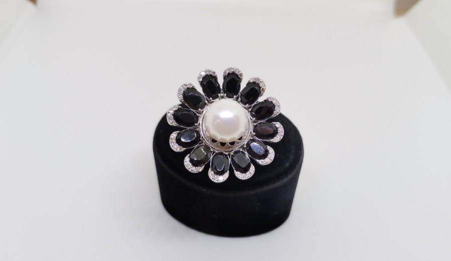 PIRLANTA GARNET VE İNCİLERLE SÜSLÜ YÜZÜK