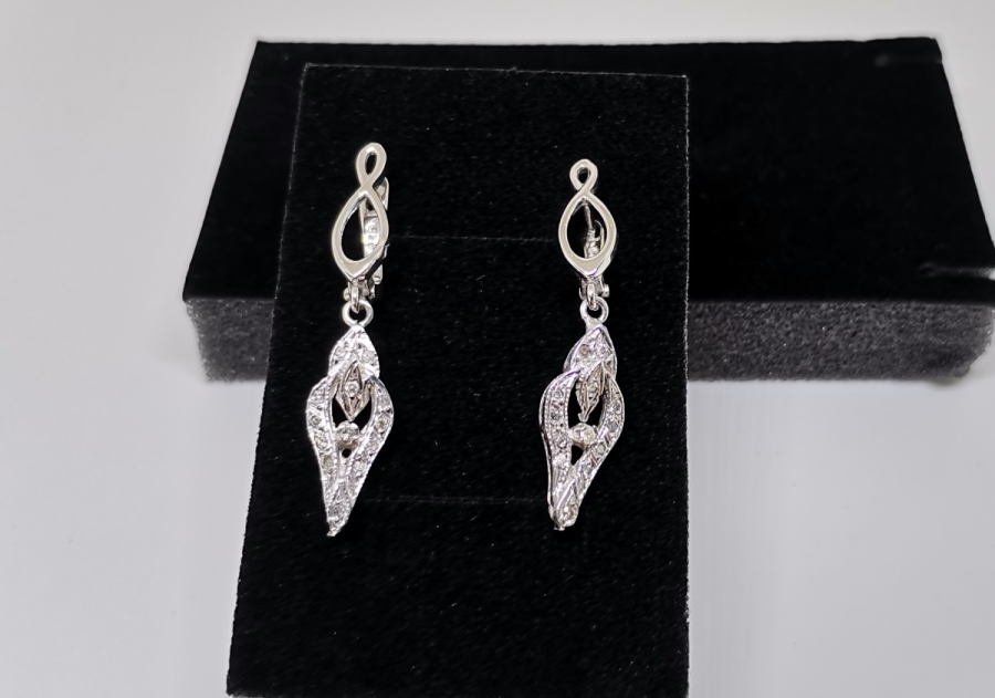 ÜST KISMI SONSUZLUK MODELLİ MEKİK FORMLU PIRLANTA KÜPE