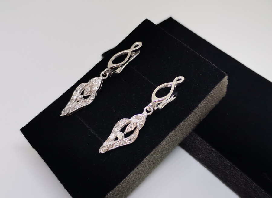 ÜST KISMI SONSUZLUK MODELLİ MEKİK FORMLU PIRLANTA KÜPE