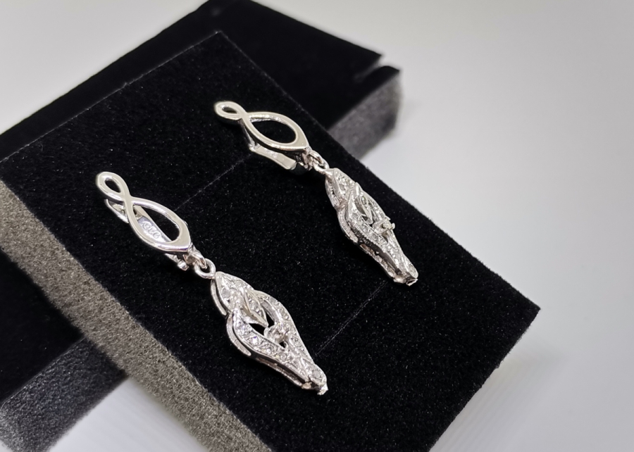 ÜST KISMI SONSUZLUK MODELLİ MEKİK FORMLU PIRLANTA KÜPE