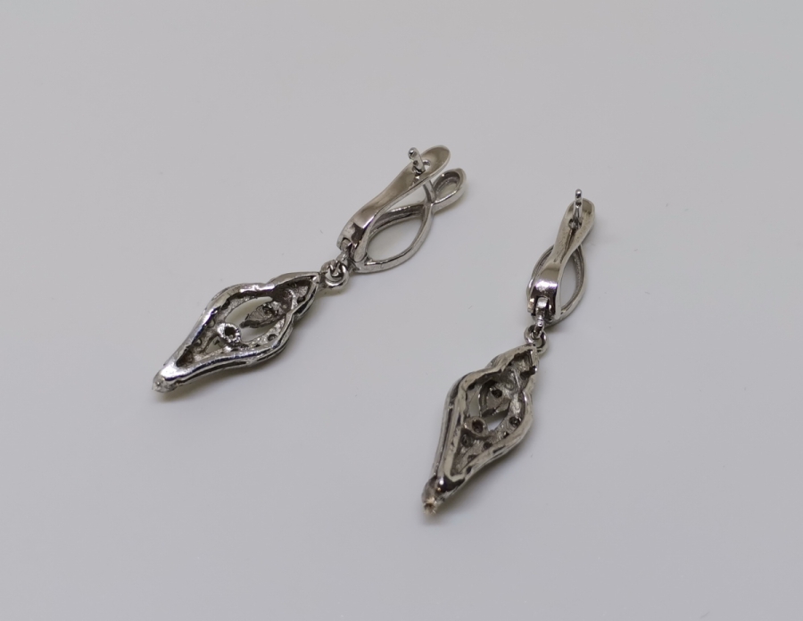 ÜST KISMI SONSUZLUK MODELLİ MEKİK FORMLU PIRLANTA KÜPE