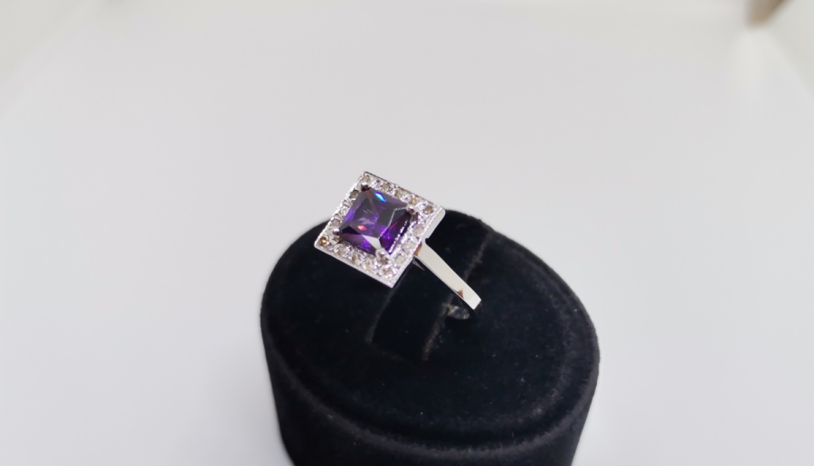 PIRLANTA VE AMETİST TAŞLI KARE MODEL YÜZÜK