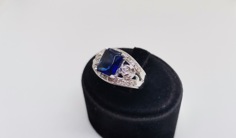 YAN KISIMLARI LALE MODELLİ PIRLANTA VE SAFİR TAŞLI YÜZÜK