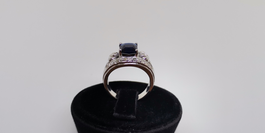 YAN KISIMLARI LALE MODELLİ PIRLANTA VE SAFİR TAŞLI YÜZÜK