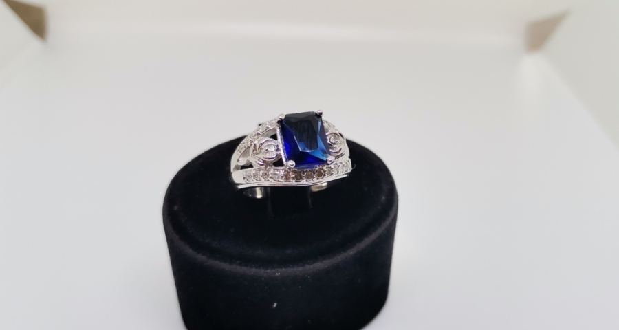 YAN KISIMLARI LALE MODELLİ PIRLANTA VE SAFİR TAŞLI YÜZÜK