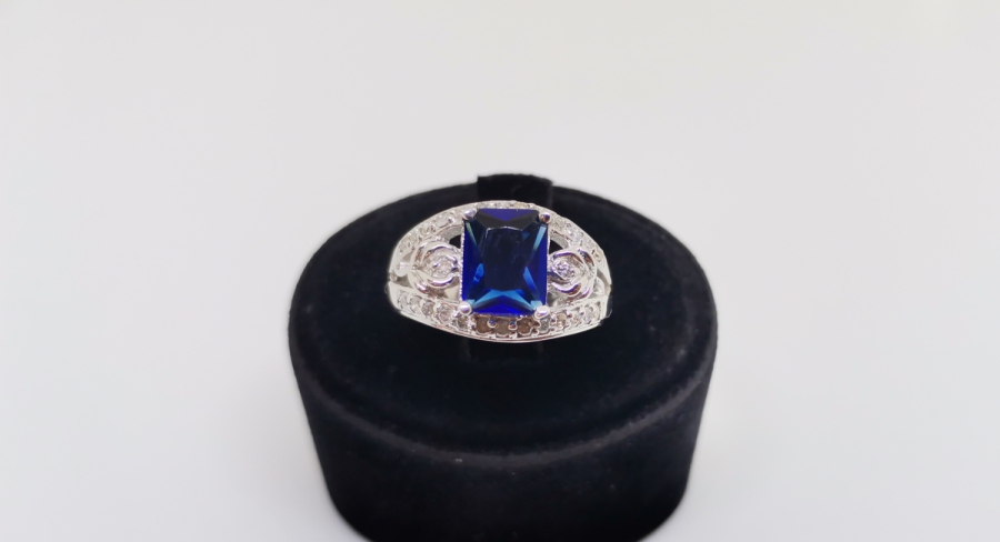 YAN KISIMLARI LALE MODELLİ PIRLANTA VE SAFİR TAŞLI YÜZÜK