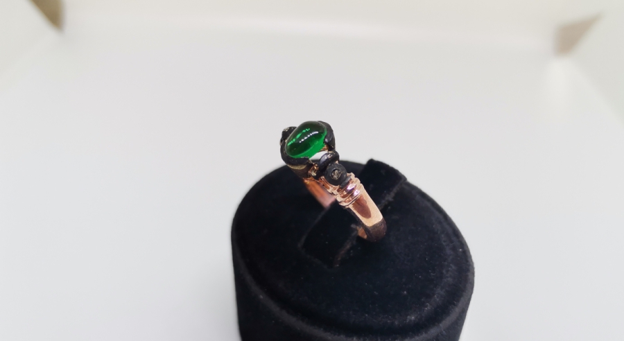 ZÜMRÜT VE ELMAS TAŞLI DÜZ MODEL YÜZÜK